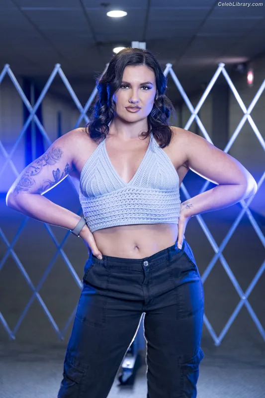Alex Windsor photo 10 of 99