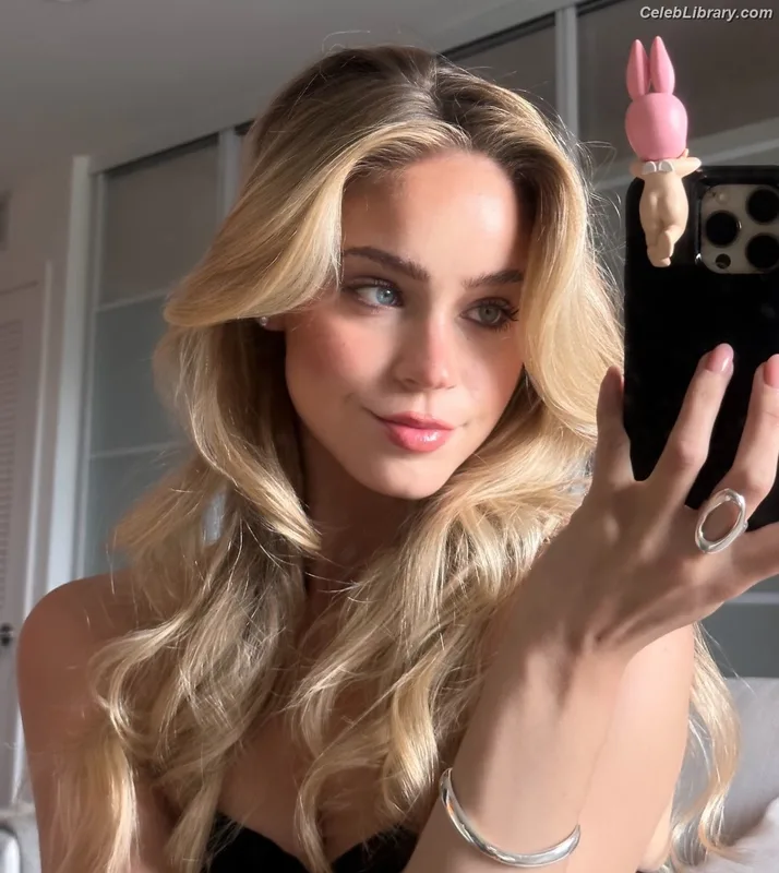 Alexa Blair Robertson photo 1 of 112