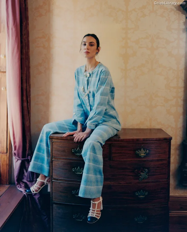 Alexa Chung photo 4 of 106