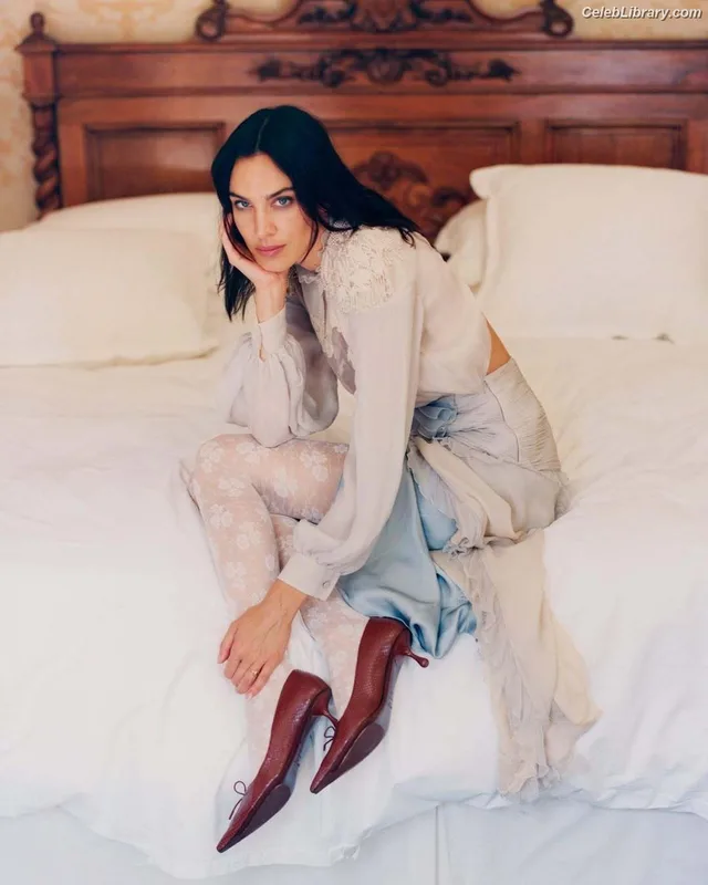 Alexa Chung photo 6 of 106