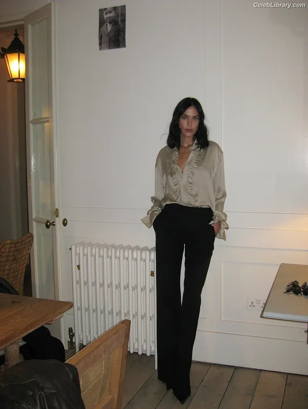 Alexa Chung photo 2 of 106