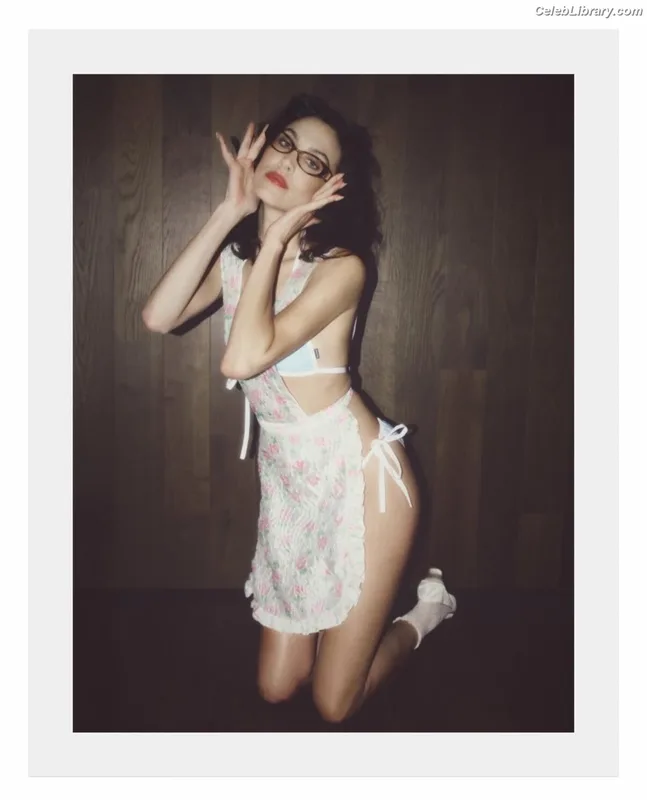 Alexa Chung photo 3 of 106