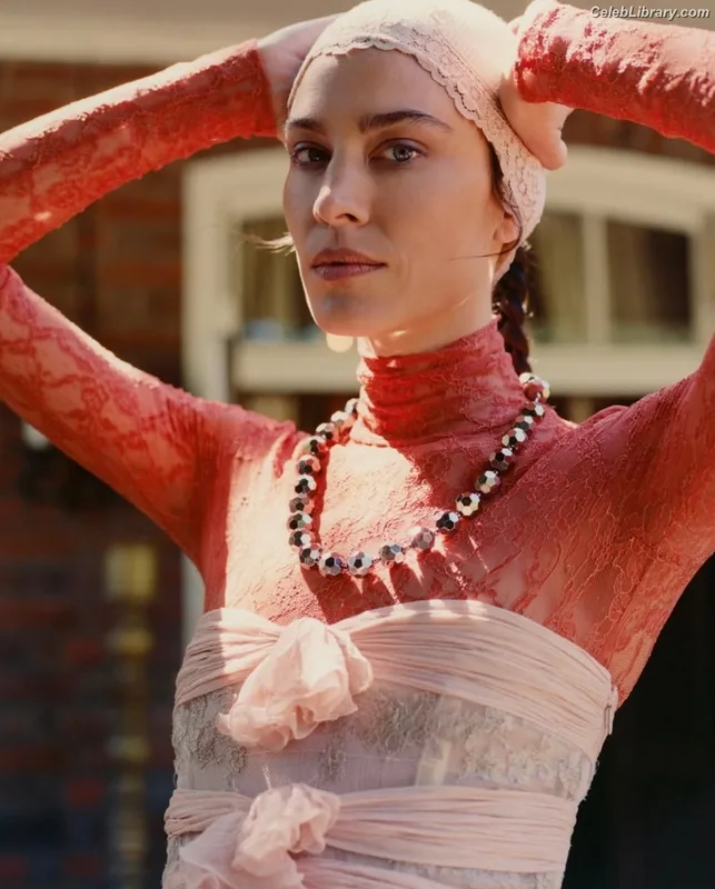 Alexa Chung photo 4 of 106