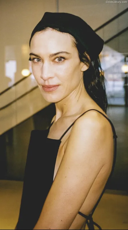 Alexa Chung photo 8 of 106