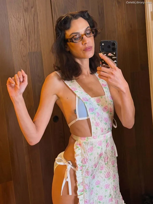 Alexa Chung photo 14 of 106