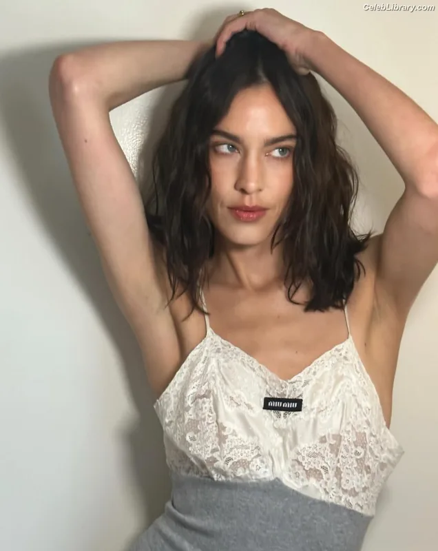 Alexa Chung photo 23 of 106