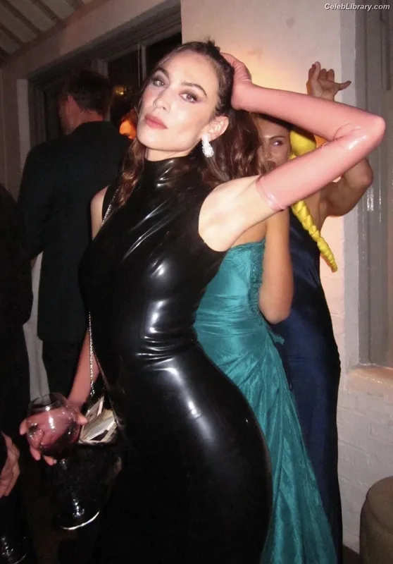 Alexa Chung photo 7 of 106
