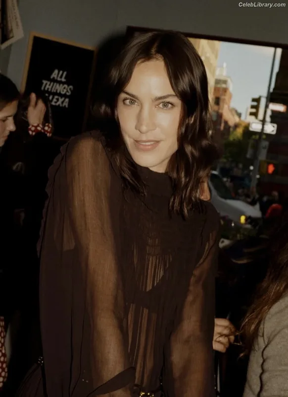 Alexa Chung photo 12 of 106
