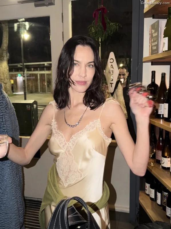 Alexa Chung photo 14 of 106