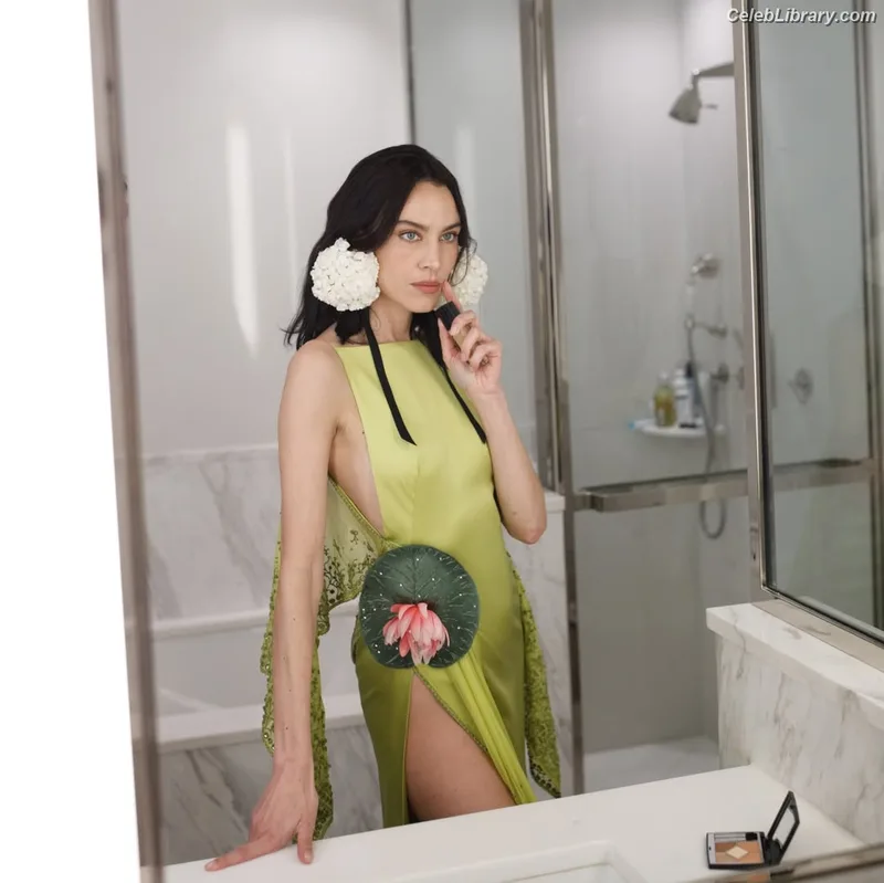 Alexa Chung photo 16 of 106
