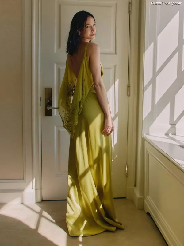 Alexa Chung photo 19 of 106