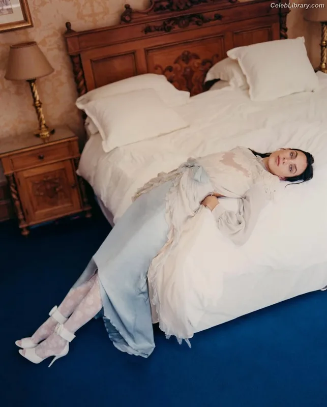 Alexa Chung photo 8 of 106