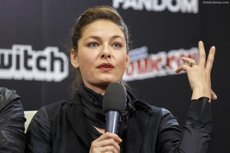 Alexa Davalos photo 2 of 51