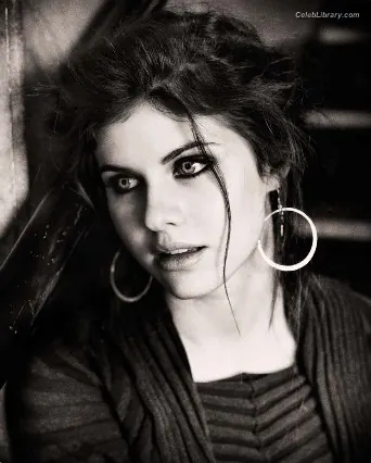 Alexandra Daddario photo 5 of 1617