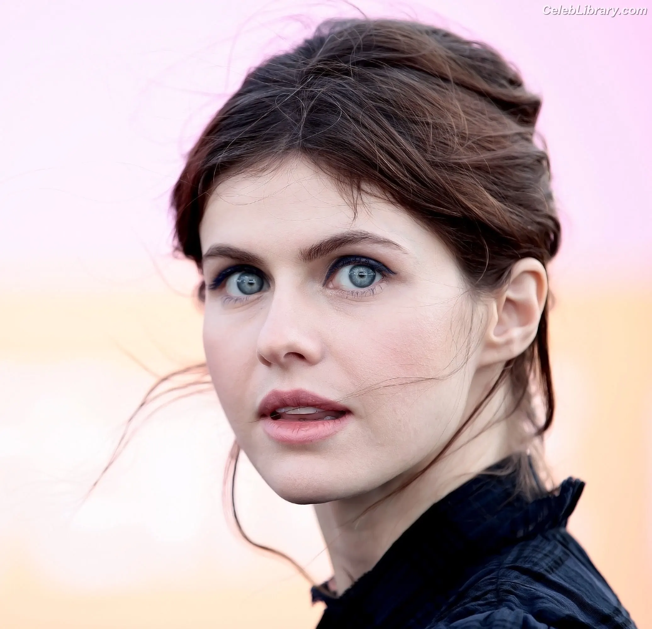 Alexandra Daddario photo 3 of 1617