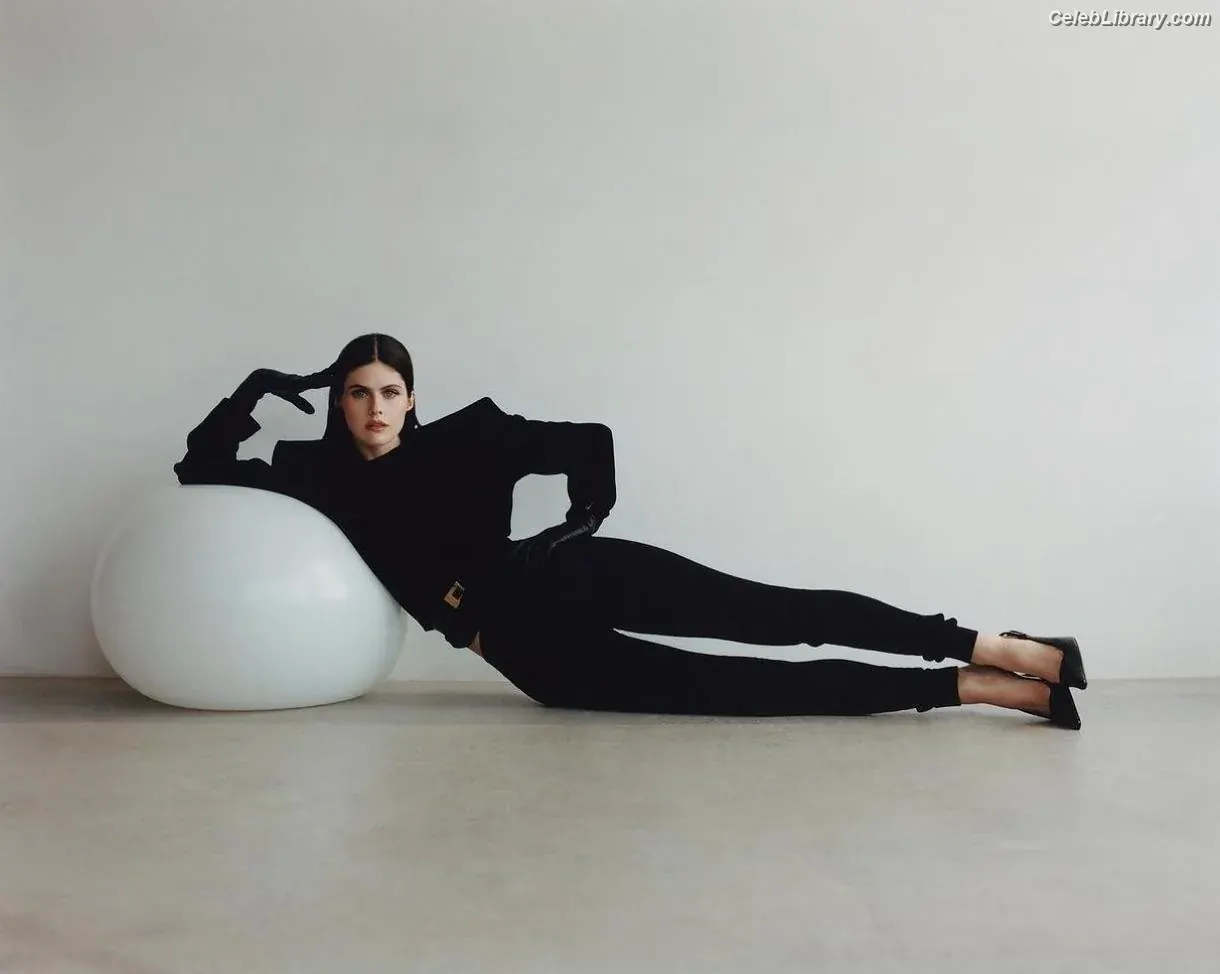 Alexandra Daddario photo 7 of 1617