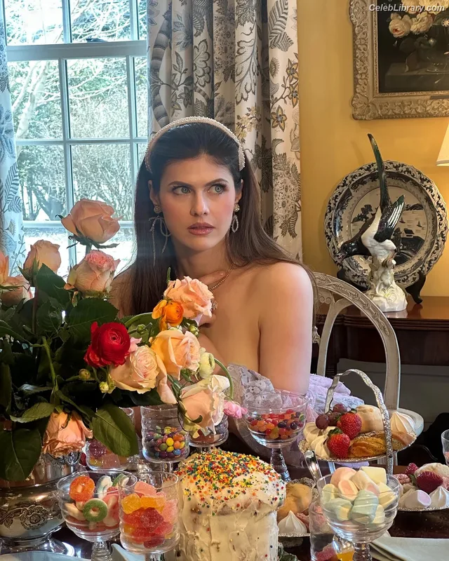 Alexandra Daddario photo 3 of 1618