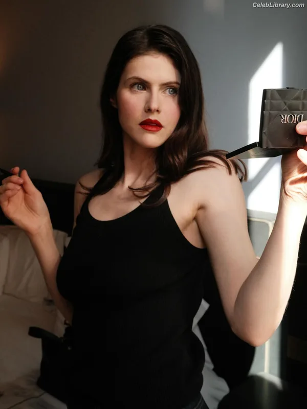 Alexandra Daddario photo 10 of 1618
