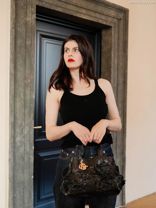 Alexandra Daddario photo 13 of 1618