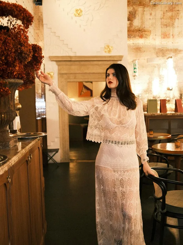 Alexandra Daddario photo 19 of 1618