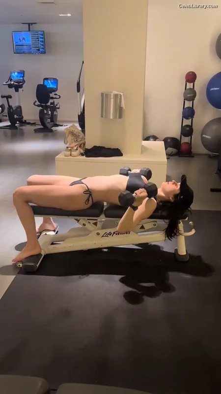 Alexandra Daddario photo 23 of 1618