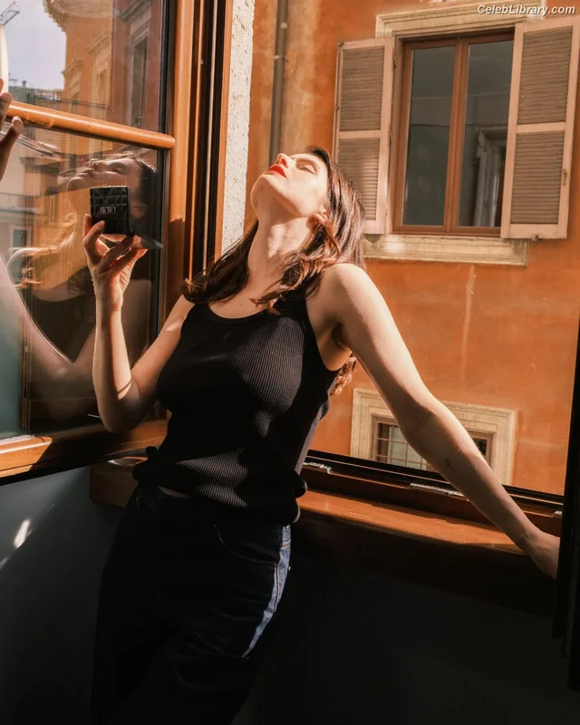 Alexandra Daddario photo 24 of 1618