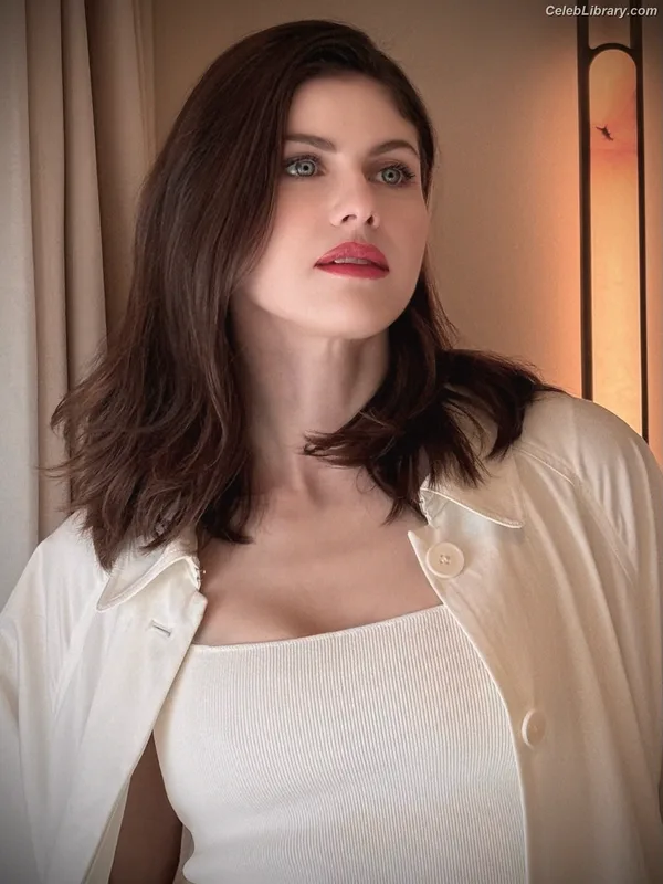 Alexandra Daddario photo 6 of 1618