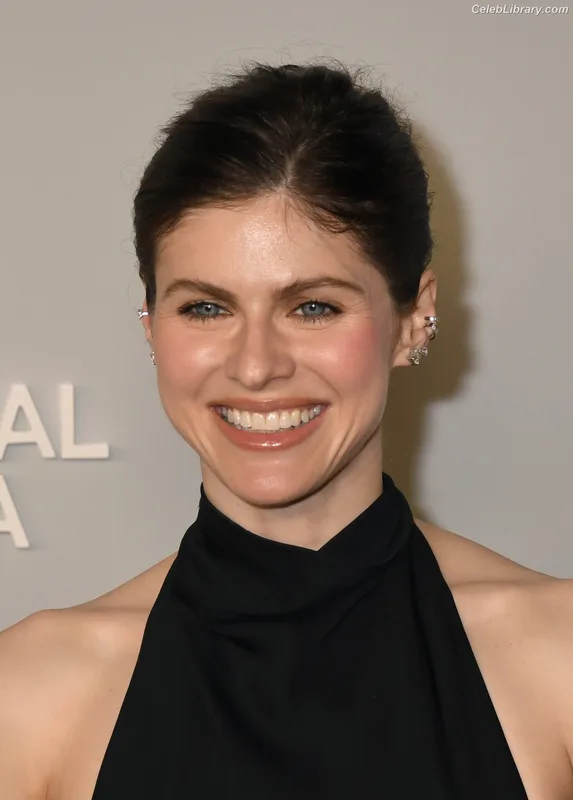 Alexandra Daddario photo 3 of 1618