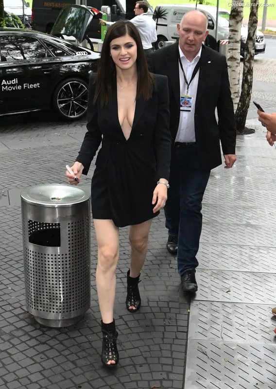 Alexandra Daddario photo 21 of 1618