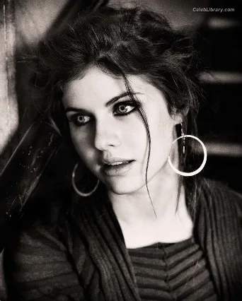 Alexandra Daddario photo 5 of 1618