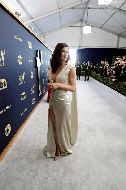 Alexandra Daddario photo 11 of 1618
