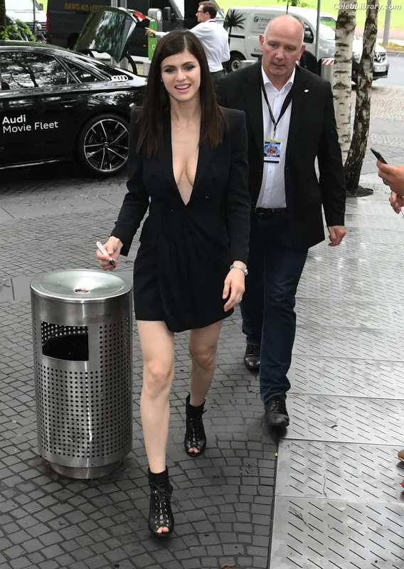 Alexandra Daddario photo 6 of 1618