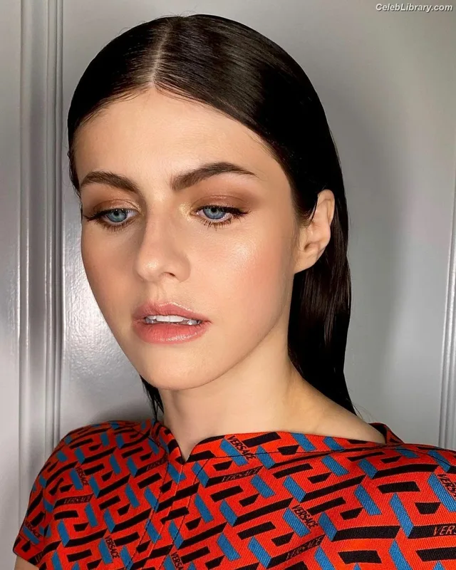 Alexandra Daddario photo 10 of 1618
