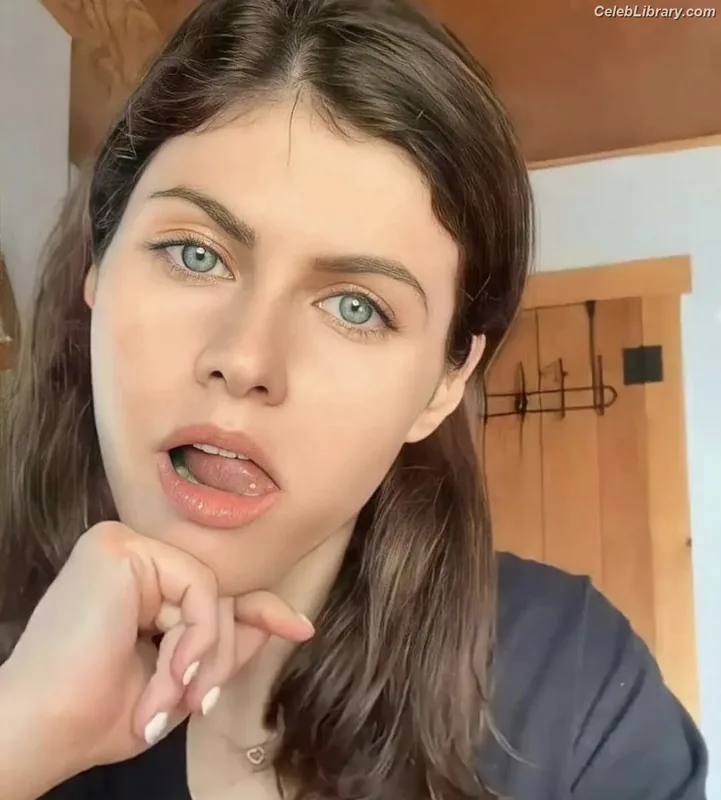 Alexandra Daddario photo 14 of 1618