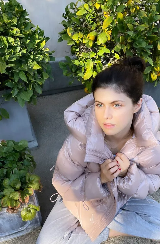 Alexandra Daddario photo 2 of 1618