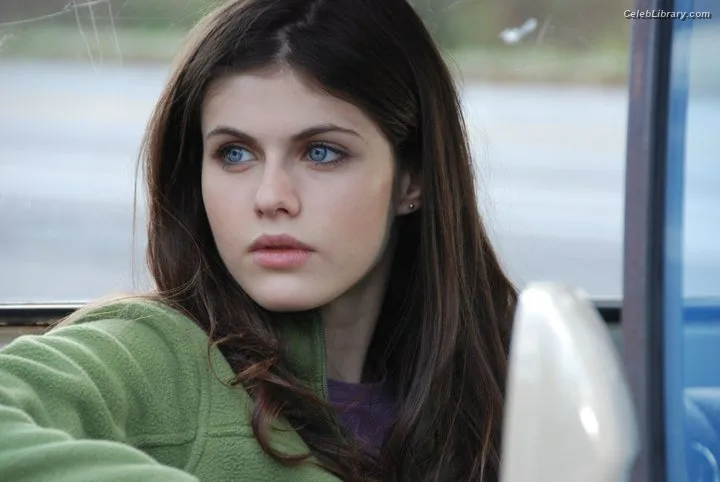 Alexandra Daddario photo 3 of 1618