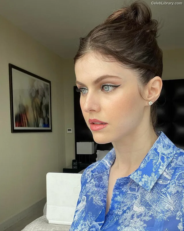 Alexandra Daddario photo 21 of 1618