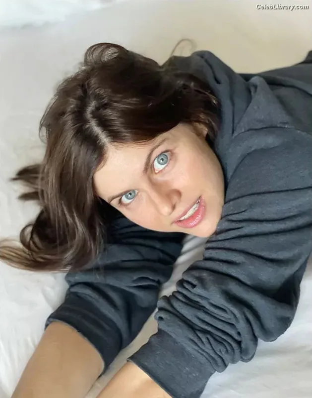 Alexandra Daddario photo 24 of 1618