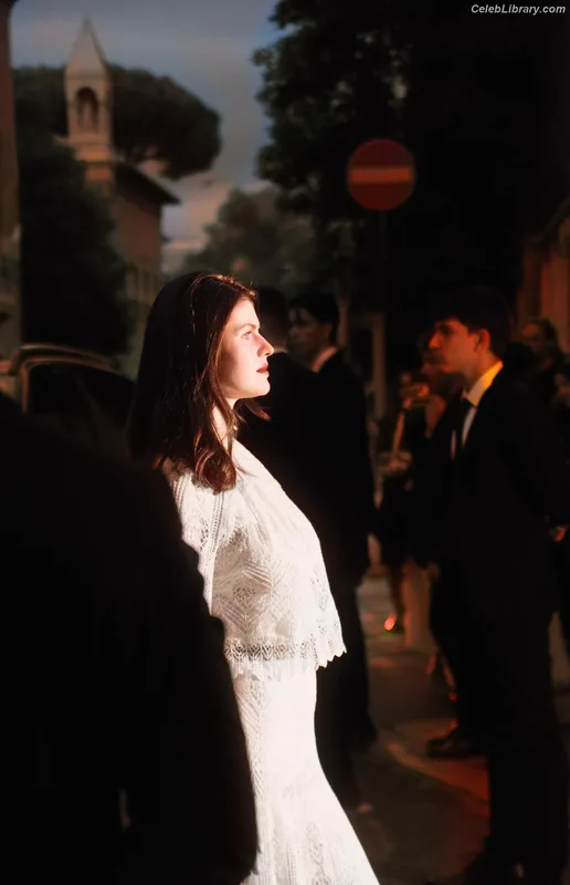 Alexandra Daddario photo 4 of 1618