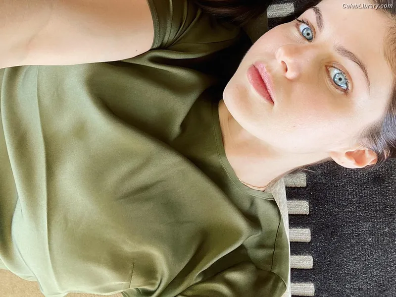 Alexandra Daddario photo 23 of 1618
