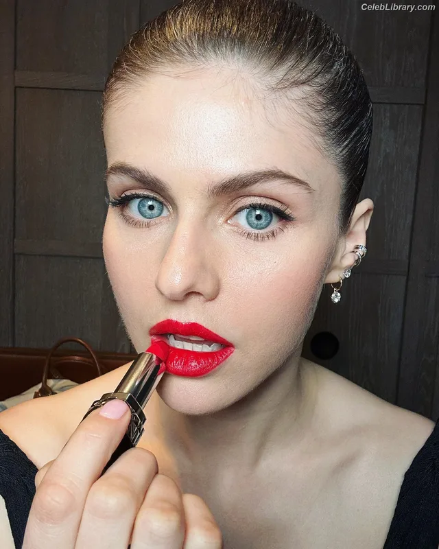 Alexandra Daddario photo 7 of 1618