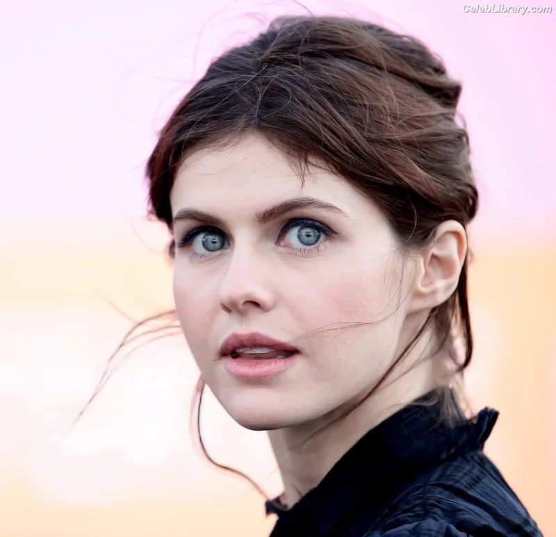 Alexandra Daddario photo 3 of 1618
