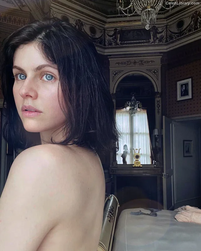 Alexandra Daddario photo 11 of 1618