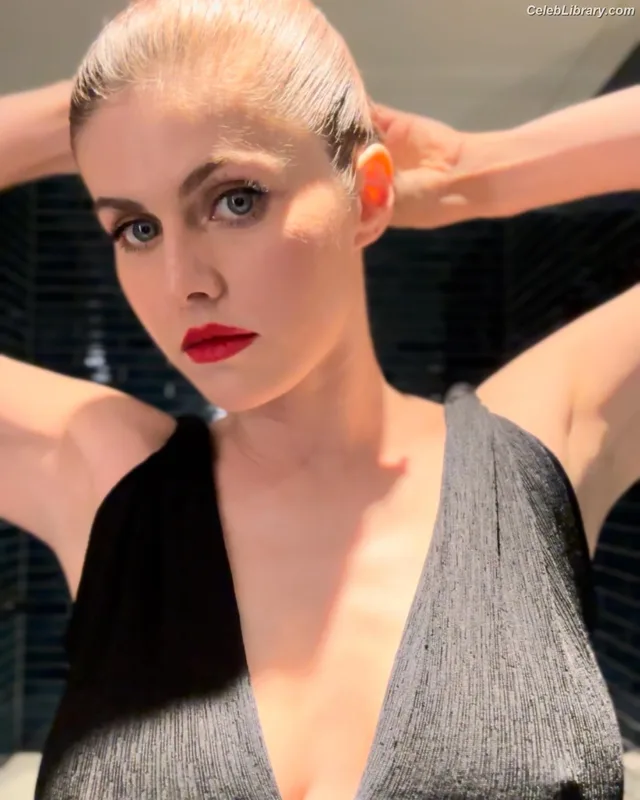 Alexandra Daddario photo 4 of 1618