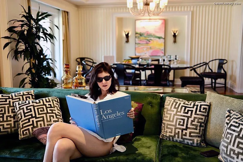 Alexandra Daddario photo 17 of 1618