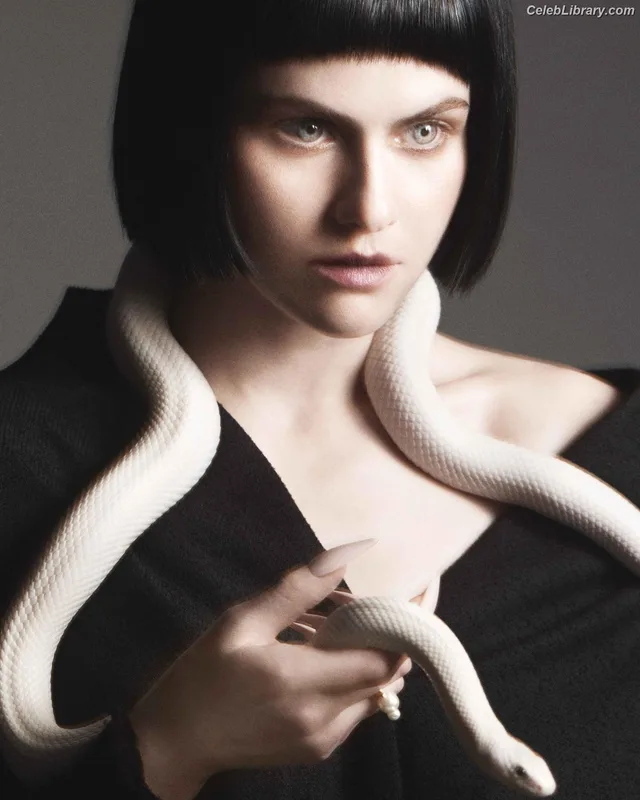 Alexandra Daddario photo 3 of 1618