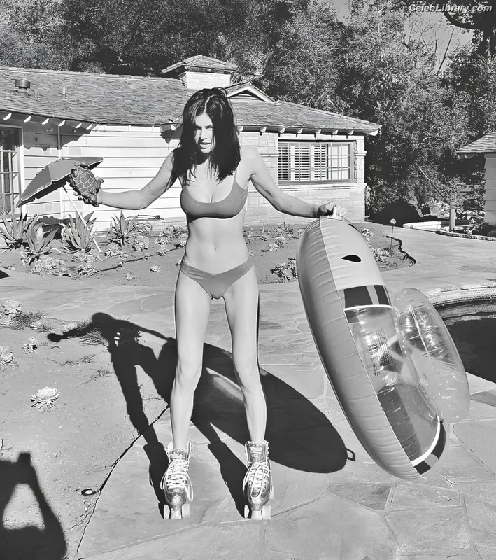 Alexandra Daddario photo 1 of 1618