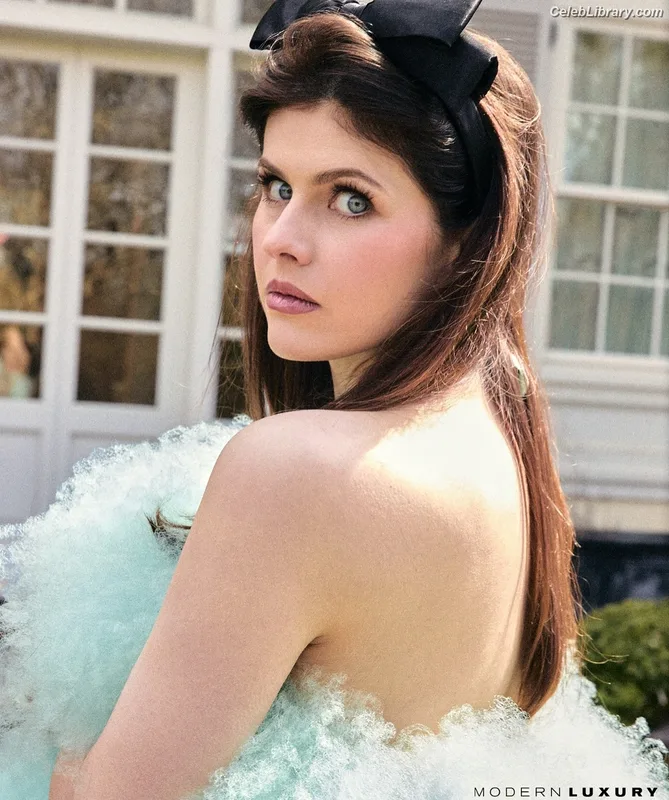 Alexandra Daddario photo 10 of 1618