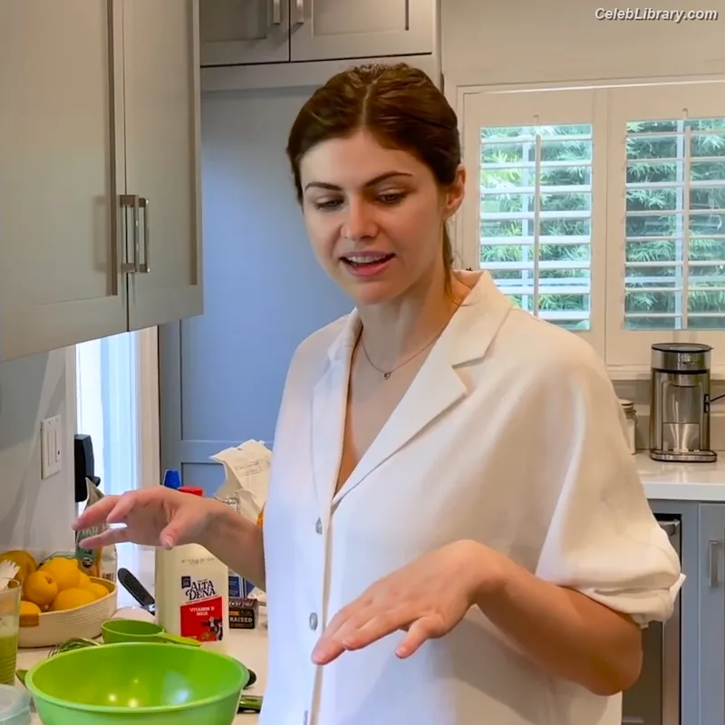Alexandra Daddario photo 23 of 1618