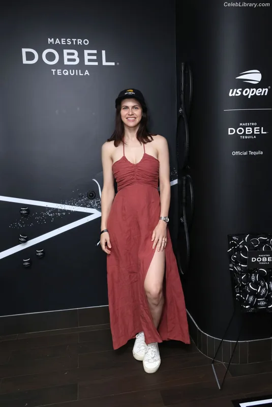 Alexandra Daddario photo 2 of 1618